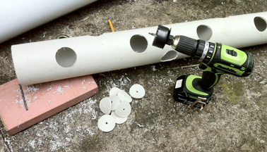 La première étape pour commencer à fabriquer votre jardin suspendu pour fraisiers, c'est de faire des gros trous dans le tube PCV avec une perceuse à embout scie cloche.