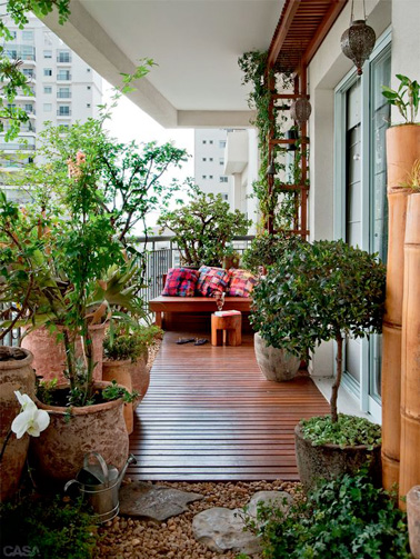 Un salon de jardin, du bois et de la verdure voilà une bonne idée pour aménager un petit jardin intime en ville sur votre balcon pour un espace extérieur chaleureux 