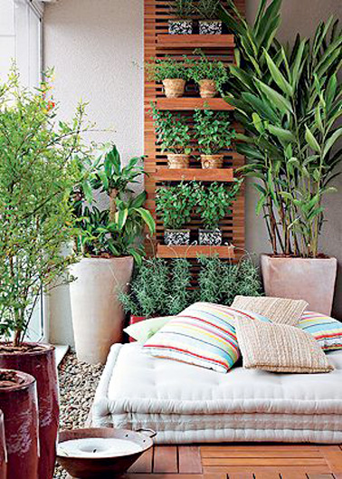 Un petit balcon où la verdure, le bois et les coussins se mêlent pour une ambiance cocooning qui invite à la détente ! Un aménagement de bacon facile à réaliser avec trois fois rien 