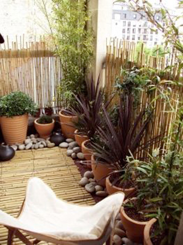 Quelques galets, des canisses, des plantes vertes... Pour l’aménagement de votre petit balcon, rien de mieux qu'une déco aux touches zen, simple et rapide à réaliser