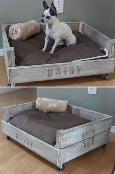 Pour ce lit pour petit chien on a scié les traverses de la palette puis monté des roulettes le fond de la palette. L’effet patine du bois est réalisé avec une peinture blanche