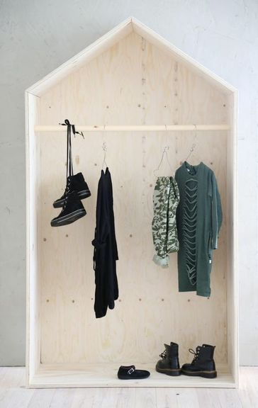 Les enfants aussi ont droit à leur dressing. Armez-vous de quelques matériaux pas chers et d’un peu de patience pour réaliser cette jolie cabane dressing qui fait un maximum d’effet : ils vont adorer !