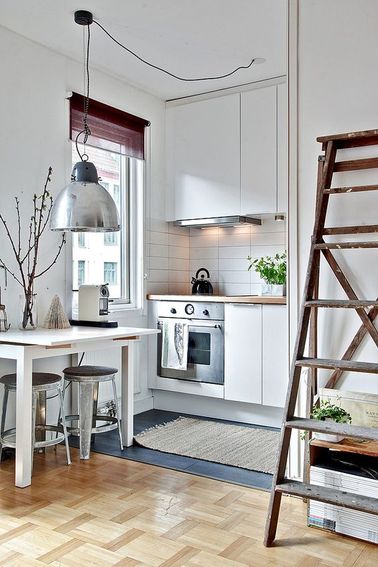 Une cuisine intégrée à la pièce principale et ouverte était la seule option pour ce petit studio. On a assez d’espace pour y installer des rangements et un coin cuisson avec four.