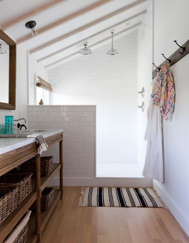 Une petite salle de bain aménagée sous les combles