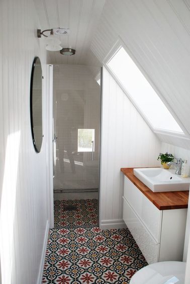 Une petite salle de bain avec des carreaux de ciment
