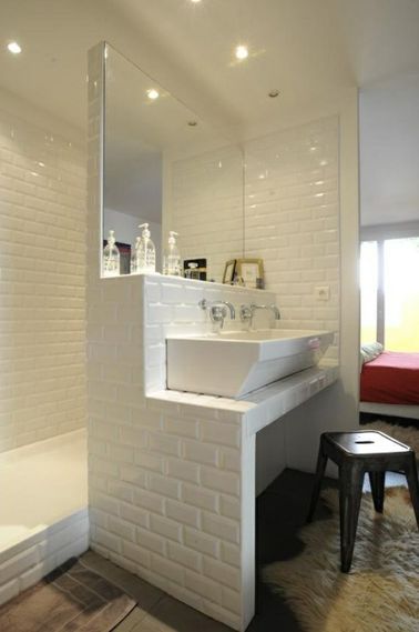 Une petite salle de bain avec du carrelage métro blanc