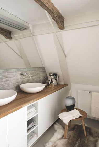 Une petite salle de bain avec de nombreux rangements