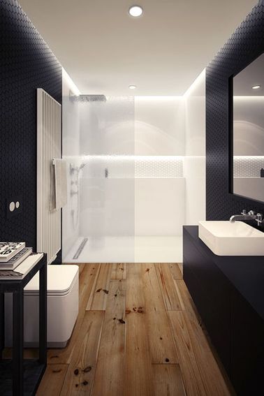 Une petite salle de bain avec du parquet massif au sol