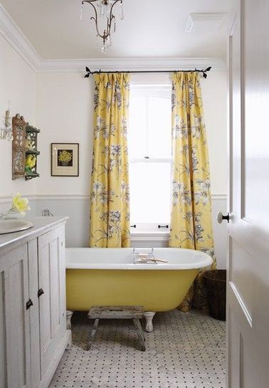Une petite salle de bain blanche rehaussée de jaune