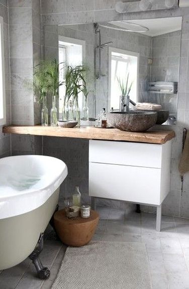 Une petite salle de bain grise à la déco zen et bois