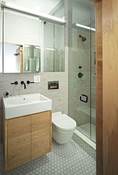 Une petite salle de bain grise qui pousse les murs
