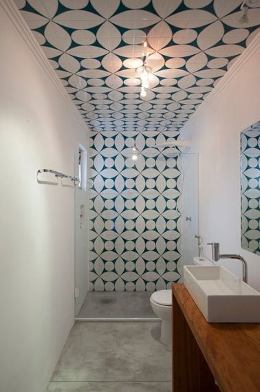 Une petite salle de bain italienne aux lignes géométriques