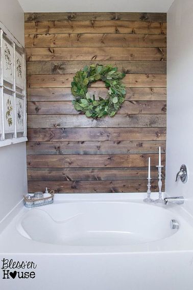 Des planches de bois pour refaire un mur de sa salle de bain Mettre du bois sur les murs, une façon originale de refaire sa salle de bain pour changer du carrelage qu’on voit partout. Bois exotique ou européen, tout est permis !