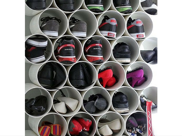 Telle une ruche pleine d’alvéoles, ce meuble à chaussures est composé de tuyaux de plomberie en PVC pour organiser toutes ses sneakers et ses chaussures préférées !