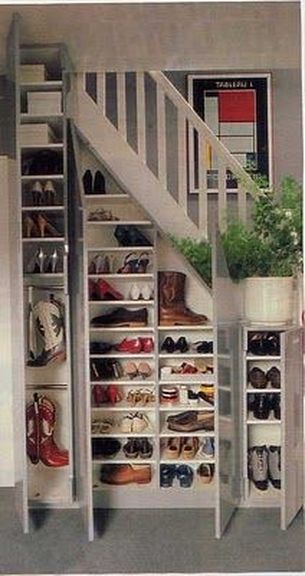 Un rangement chaussures sous l’escalier, c’est malin et ça permet d’économiser de l’espace. Des étagères de différente hauteur permettent d’organiser tous types de chaussures.