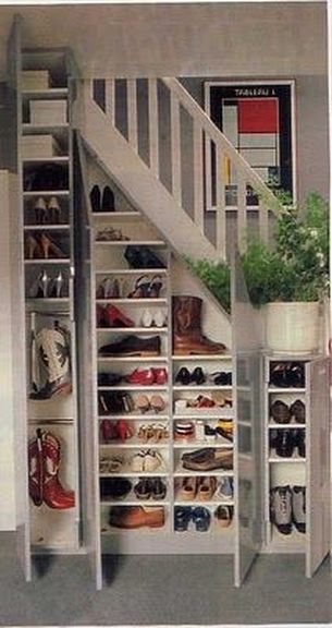 Un rangement chaussures en dessous de l’escalier Un rangement chaussures sous l’escalier, c’est malin et ça permet d’économiser de l’espace. Des étagères de différente hauteur permettent d’organiser tous types de chaussures.