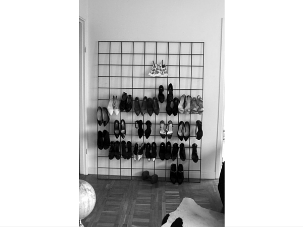 On est accro à nous souliers, alors un meuble à chaussure qui trône au milieu du salon, c’est vraiment une bonne idée ! Quand le rangement chaussure se fait objet déco salon…