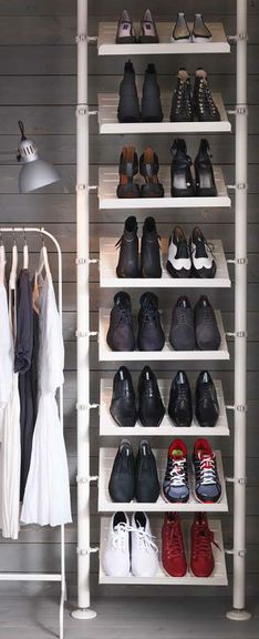 Un rangement chaussures Ikea à intégrer à une penderie Ce rangement chaussure Ikea s’intègre parfaitement dans la penderie et permet d’organiser tous types de chaussures, avec ou sans talons. Utilisez autant d’étagères que nécessaire.
