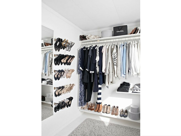 Les rangements chaussures de ce dressing magnifique sont à la portée de toutes puisqu’il s’agit de simples porte-serviette chromés. Parfait pour organiser ses talons et les mettre à l’honneur.