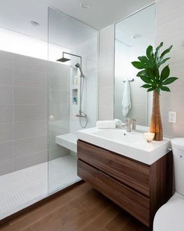 Un meuble en bois pour refaire sa salle de bain Pour refaire une salle de bain italienne, misez sur le sol et le meuble de lavabo. Une finition bois tient bien dans le temps à condition d’aérer correctement la pièce.