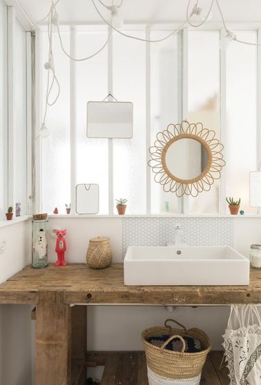 Quelques accessoires peuvent suffire pour refaire une salle de bain dont on s’est lassé. Une peinture blanche, un plan vasque en bois sont des valeurs sûres qui offrent une base où l’on décline des touches colorées.