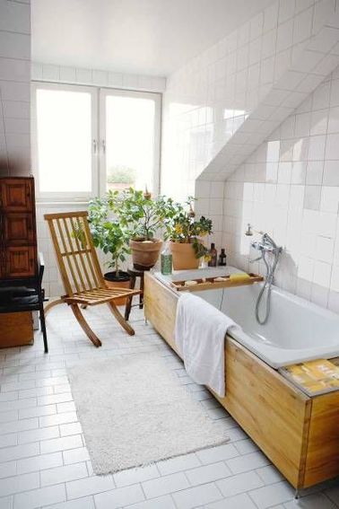 Refaire le tablier de baignoire de sa salle de bain avec du bois Lorsque l’on refait sa salle de bain recouvrir le tablier de la baignoire avec du bois, par exemple du bambou ou du teck apporte de la chaleur dans un espace tout blanc. Ajouter une chaise, un petit meuble en bois et le décor est parfait