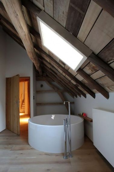 Une salle de bain sous comble avec une baignoire îlot Longueur bains désign salle En de