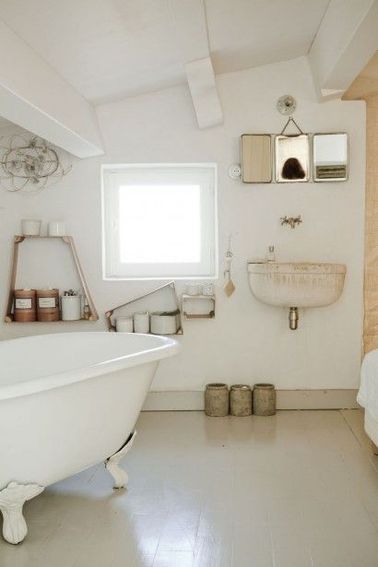 Salle de bain sous pente et sous combles à la déco craquante Pente désign plafond