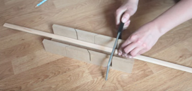 Scier assez de champlats afin de les coller entre chaque miroir pour réaliser votre verrière intérieure. N'oubliez surtout pas les champlats qui viendront se fixer tout autour de la verrière.