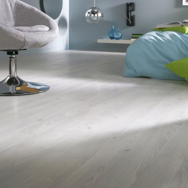 Changez de déco facilement même dans la salle de bain grâce au sol en PVC gris imitation parquet. Solide et facile à nettoyer, il est l’allié des petits budgets.