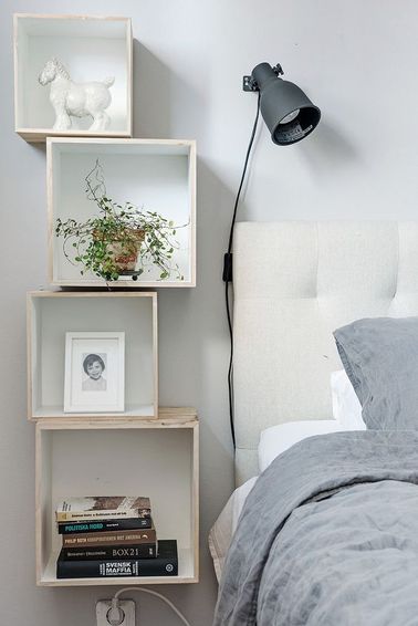 La déco de la chambre tient à quelques détails funs comme cette table de chevet étagère, pour exposer des objets déco ou bien un cadre photo pas trop lourds.