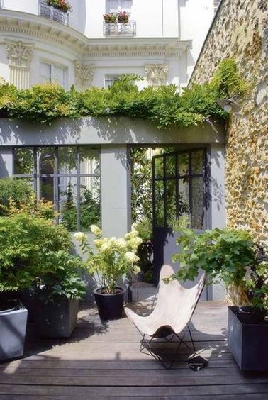 Une terrasse en ville reposante derrière une verrière