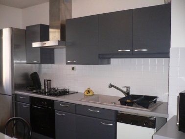 Une peinture carrelage blanche pour relooker une cuisine rustique La peinture carrelage est la clé d’un home staging cuisine efficace. Carrelage et portes de placards repeints de couleur neutre, plan de travail dégagé et on se projette dans la cuisine.