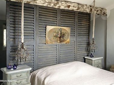 Fabriquer la tête de lit de ses rêves pour une chambre parentale, c’est possible en chinant de vieilles persiennes qui se métamorphosent en séparateur de chambre au style vintage. 