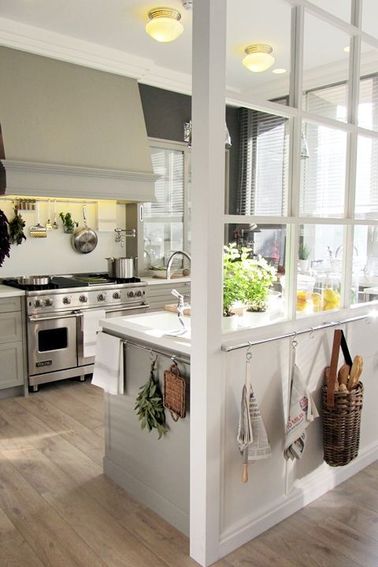 La verrière d’intérieur peut cacher des rangements de cuisine supplémentaires Pour une pose de verrière d’intérieur réussie, vous pouvez opter pour des montants en bois peints de la couleur de votre choix, ici en blanc pour la fondre au décor.