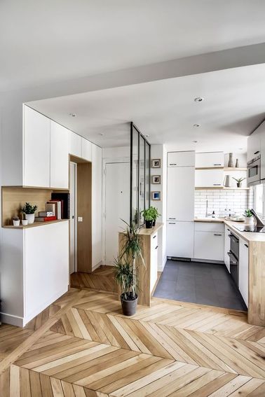 Une verrière de cuisine pour ouvrir l’espace Il faut installer une cuisine ouverte quand on dispose de trop peu d'espace dans un appartement : celle-ci repousse les murs et évite de compartimenter l'espace à l’excès.