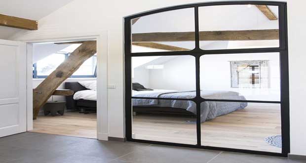 Séduisante par son effet déco la verrière intérieure est l'atout charme d'un espace. Voici un DIY déco pour fabriquer une verrière avec des miroirs pour agrandir l’intérieur d’une pièce.