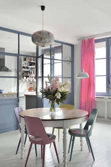 Une verrière intérieure de cuisine peinte en bleu lavande Pour changer du style industriel, cette verrière intérieure prend presque des accents de palais versaillais grâce à la palette de couleurs très Marie-Antoinette qui a été choisie.