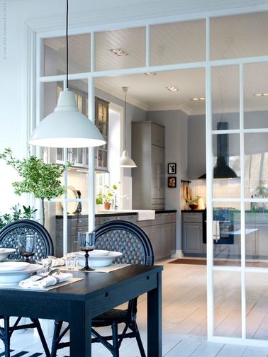 La verrière intérieure sépare la salle à manger de la cuisine Au lieu de séparer les deux pièces, cette verrière intérieure souligne la cuisine et la salle à manger avec classe. On a d’ailleurs choisi d’avoir une continuité sur le parquet massif blanc.