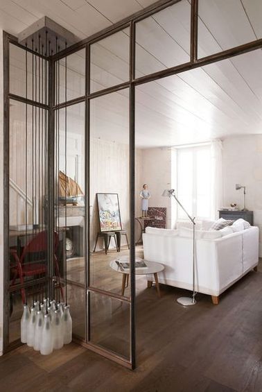 Une verrière intérieure sépare le salon de l’entrée