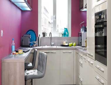 Dans cette petite cuisine Conforama, l'astuce à retenir pour l'agrandir est d'ajouter un plan de travail supplémentaire qui fait aussi coin repas avec ddeux fauteuil bar qui se glissent sous le plan de travail. 