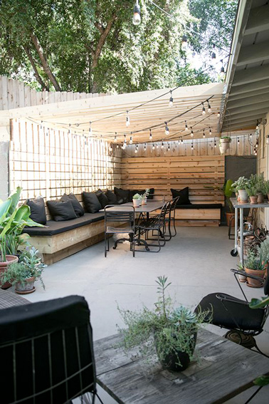 Le patio c'est l'endroit rêvé pour aménager une belle terrasse afin de se relaxer à l'extérieur dès les premiers rayons de soleil. Voilà une terrasse spacieuse pour inviter ses amis en toute tranquillité 