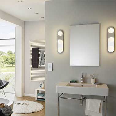 Applique et spot LED dans petite salle de bain Applique et plafonnier salle de bain sur réglette en métal et verre réf : Halvo 3 x 3,3W, 59.90€ Castorama