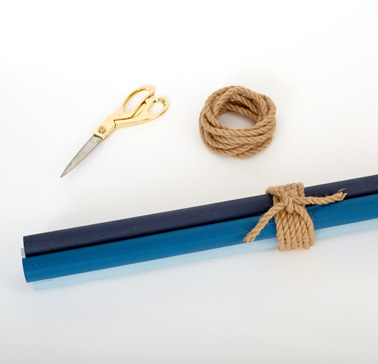 Pour la dernière étape de ce DIY, attachez les quatre baguettes entre elles avec de la corde naturelle et écartez-les pour maintenir le tout à la verticale. Et voilà un porte manteau hyper déco pour le hall d'entrée