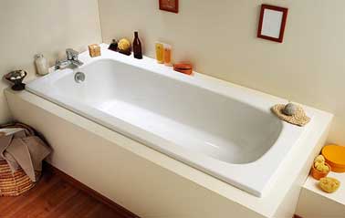 Baignoire spéciale petite salle de bain Castorama Baignoire gain de place en Toplax matériau résistant, antidérapant et facile à entretenir baignoire FLAVIS 150 x 70 cm prix 225 € Castorama