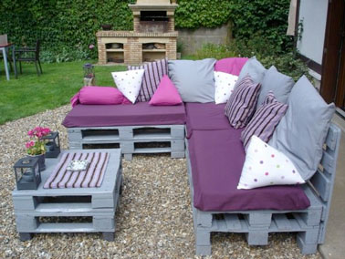 Un salon de jardin tendance réalisé avec des palettes pour extérieur unique et agréable. Table basse palette et canapé en palette s'accordent pour un extérieur top 