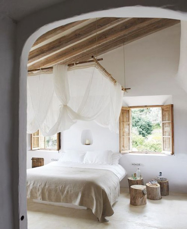 Une chambre d'une grande élégance grâce à un ciel de lit ultra chic suspendu aux poutres apparentes. Des tables de nuits en rondins de bois et voilà une chambre 100% campagnarde 
