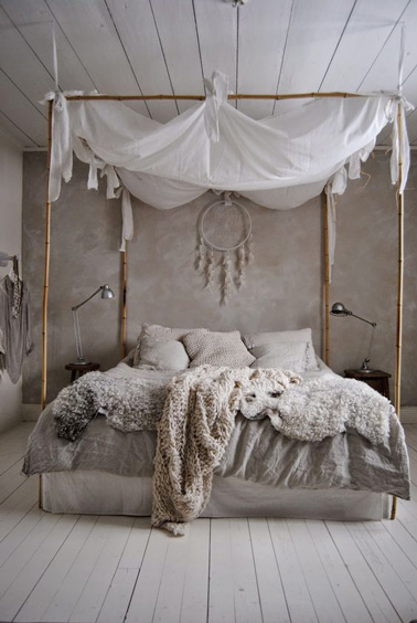 Voilà un lit dans lequel on passerai des heures à se reposer ! Le ciel de lit et le dessus de lit douillet font la déco dans cette chambre taupe où un attrape-rêve trône fièrement 