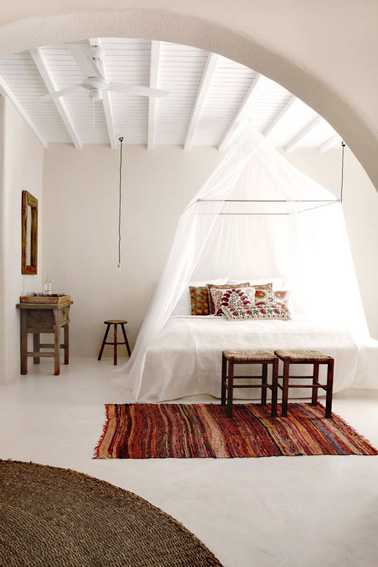 Si vous souhaitez une déco chambre au style tropical, misez sur le ciel de lit ! Une idée déco facile à réaliser pour un rendu topissime et original dans la chambre parentale 
