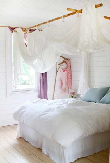 Pour parfaire la déco de cette chambre blanche et son lit douillet, un ciel de lit a été aménagé pour donner un effet cocon à cette pièce lumineuse. De quoi se laisser tenter et faire un petit somme 